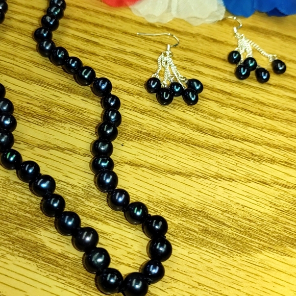 New Black Akoya pearl necklace and earrings. - Picture 3 of 8